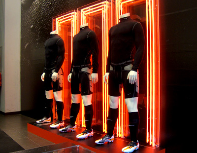 Fabricacion neon para decorado tienda Nike Madrid